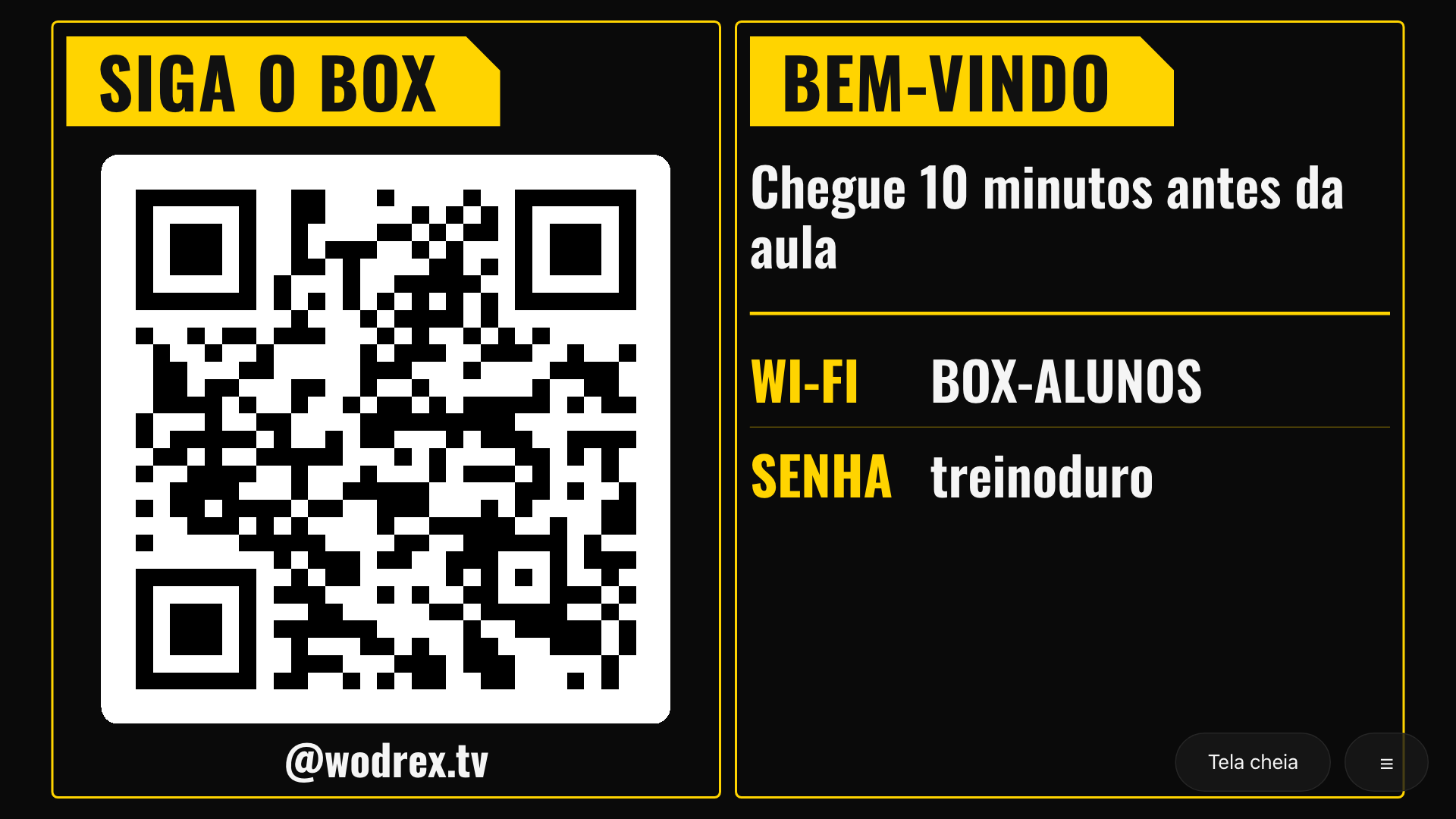 A TV da recepção mostrando o quadro fixo: QR code do Instagram e o Wi-Fi do box